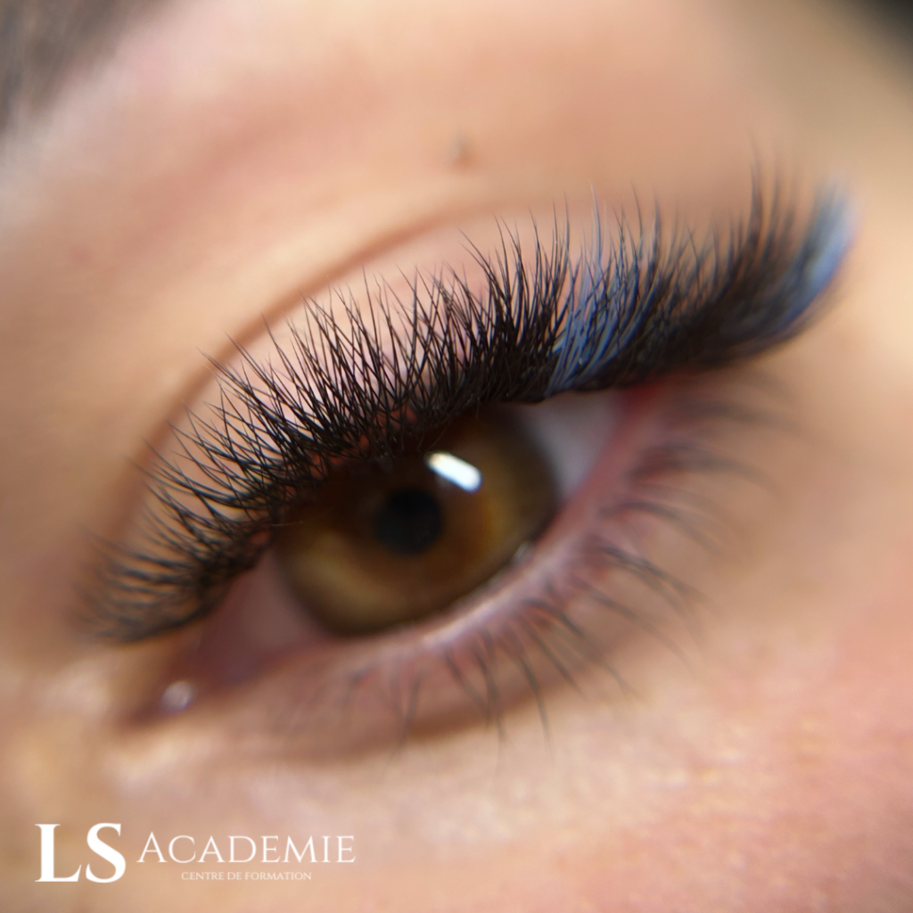 Formation professionnelle en extension de cils : apprenez les techniques cil à cil et volume russe pour sublimer le regard