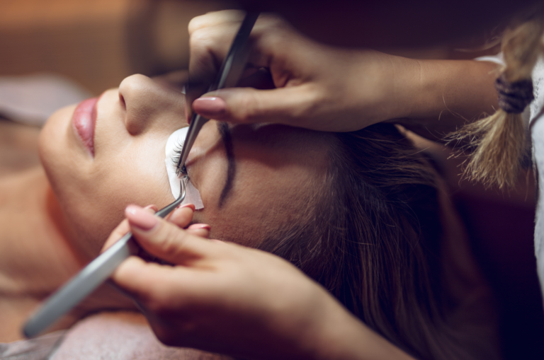 Prothésiste ongulaire ou ciliaire : Comment attirer et renouveler sa clientèle ? Dans le domaine de la beauté, en constante évolution, les prothésistes spécialisés dans les ongles ou les extensions de cils doivent continuellement innover pour rester compétitifs. Le défi consiste à fidéliser les clients actuels tout en attirant de nouveaux profils. Cet article vous propose des stratégies clés pour renouveler votre clientèle et dynamiser votre activité, que vous soyez prothésiste ongulaire ou ciliaire